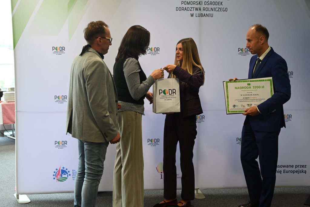 Dyrekcja PODR w Lubaniu A. Mach i K. Wróbel wręcza nagrody laureatom II miejsca