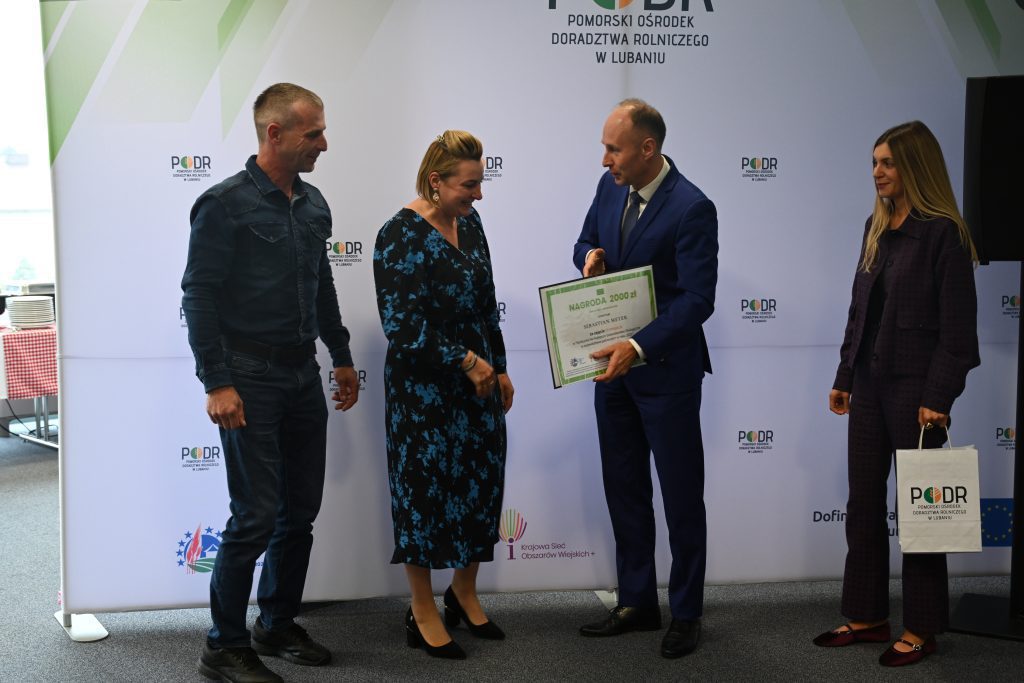 Dyrekcja PODR w Lubaniu A. Mach i K. Wróbel wręcza nagrody laureatom III miejsca
