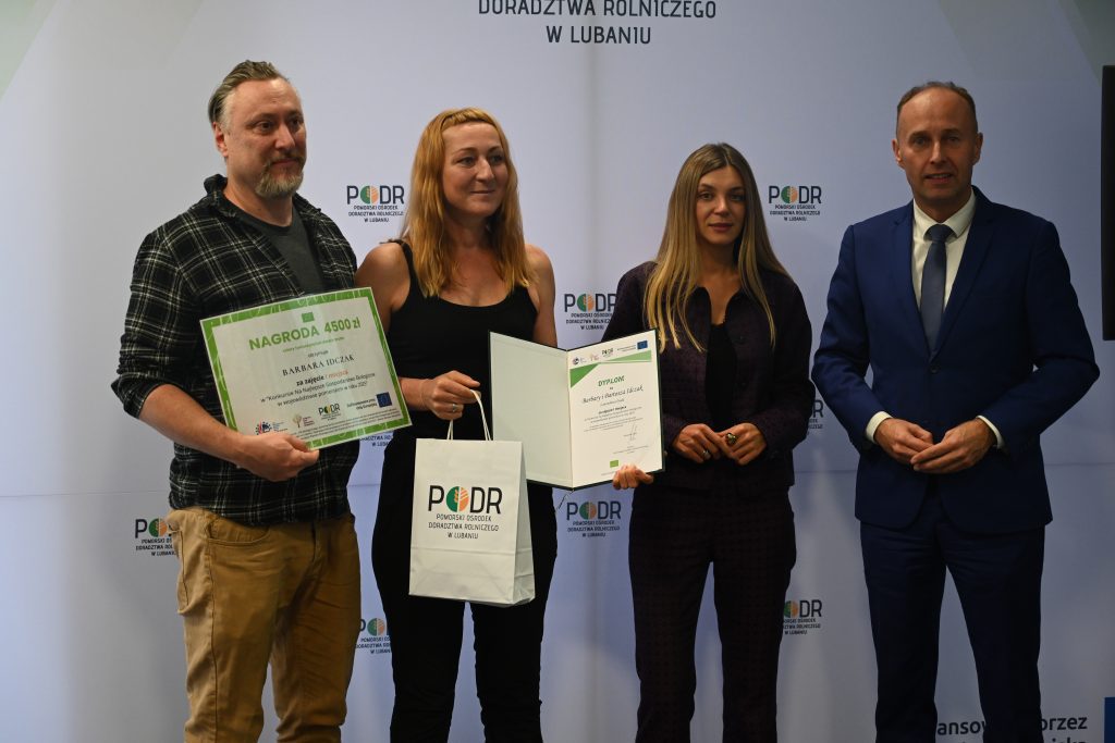 Dyrekcja PODR w Lubaniu A. Mach i K. Wróbel z laureatami I miejsca