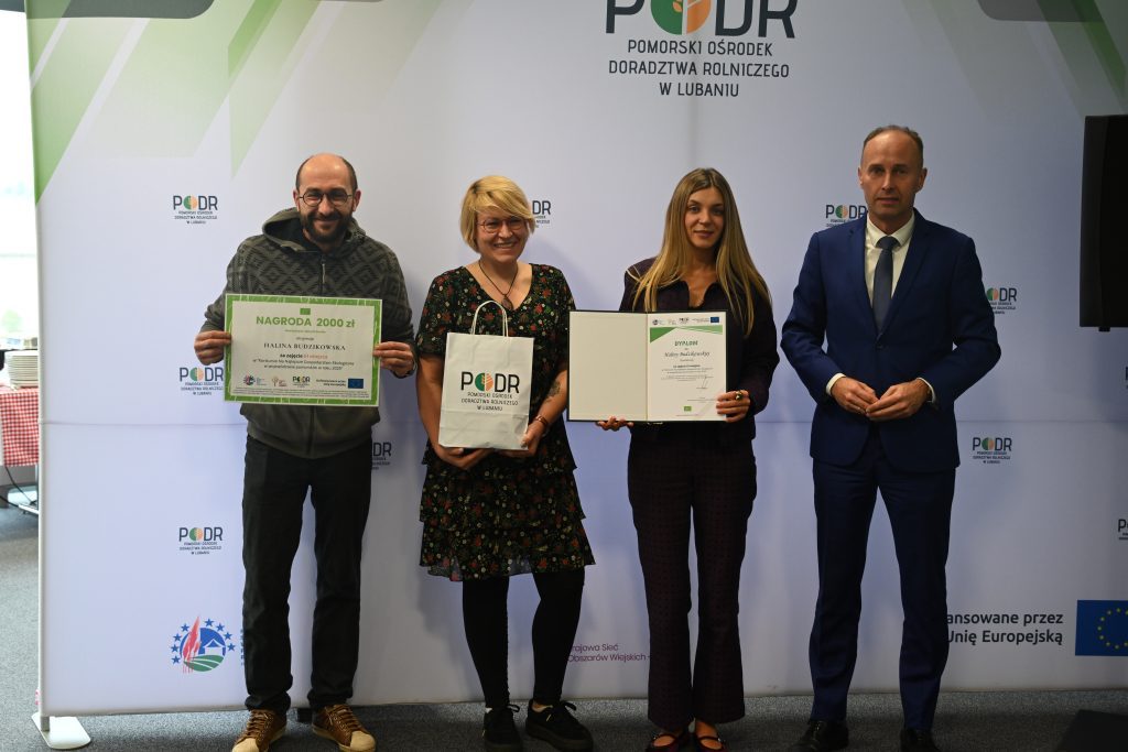 Dyrekcja PODR w Lubaniu A. Mach i K. Wróbel z laureatami III miejsca