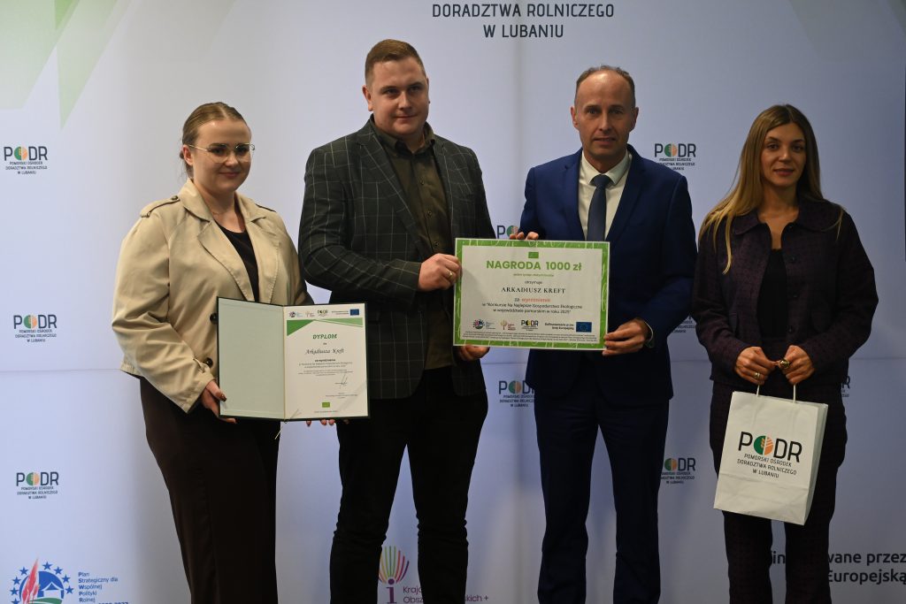 Dyrekcja PODR w Lubaniu A. Mach i K. Wróbel z laureatami wyróżnienia.
