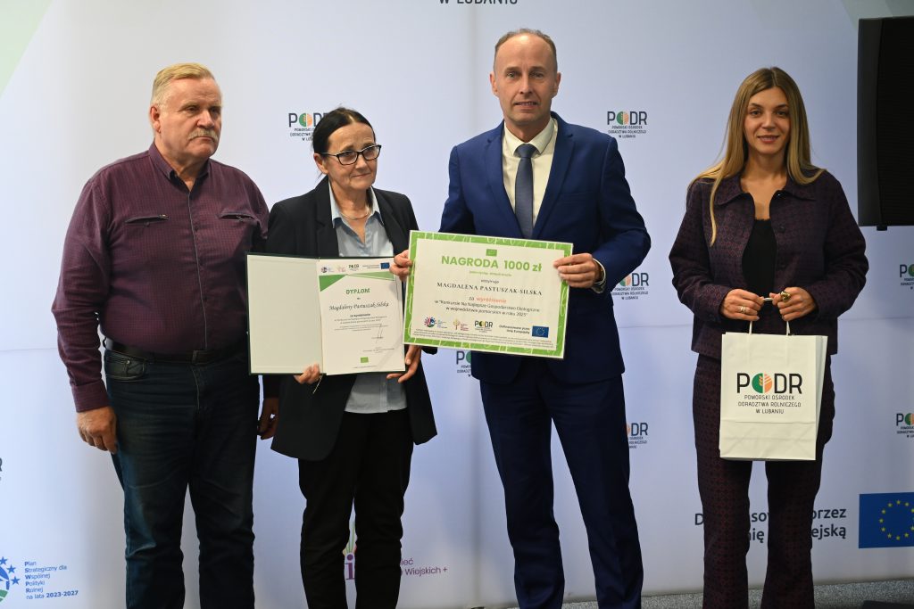 Dyrekcja PODR w Lubaniu A. Mach i K. Wróbel z laureatami wyróżnienia
