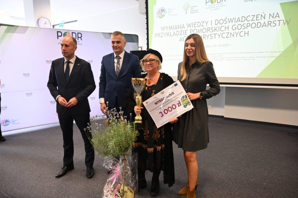 Dyrekcja PODR w Lubaniu i p. Robert Ebertowski - z-ca Wójta Gminy Stara Kiszewa z laureatką wyróżnienia w konkursie