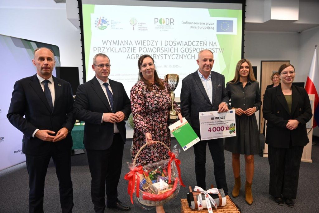 Dyrekcja PODR w Lubaniu, p. Weronika Wróbel - Wicestarosta Powiatu Gdańskiego, p. Włodzimierz Michalski - Wójt Gminy Przywidz z laureatami III miejsca