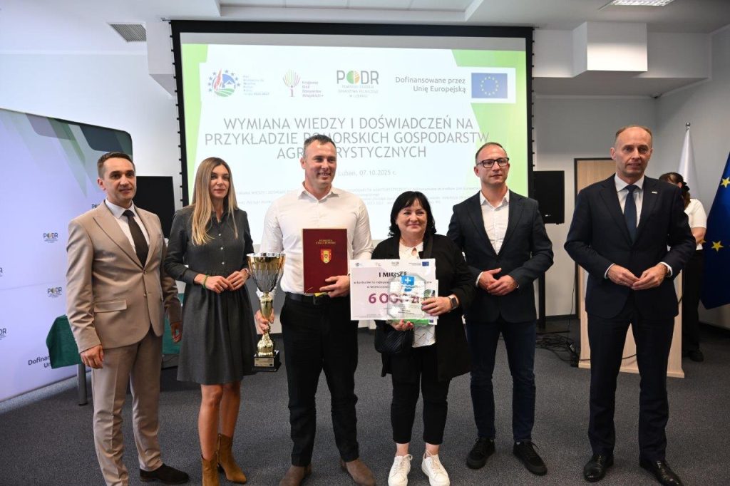 Dyrekcja PODR w Lubaniu z p. Marcinem Szulcem - Wójtem Gminy Rzeczenica i p. Michałem Wirkusem ze Starostwa Powiatowego w Człuchowie z lauretami I miejsca w konkursie