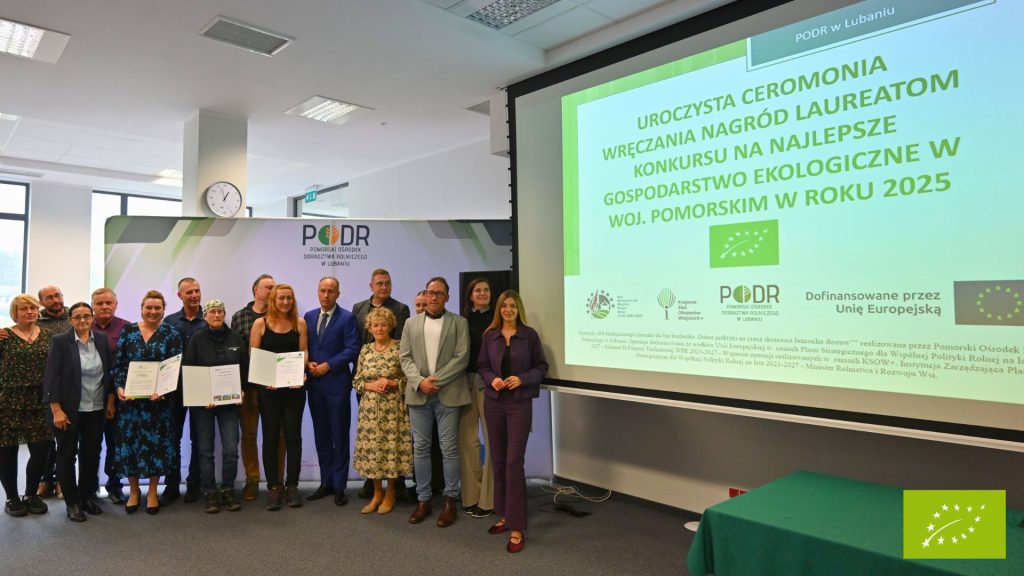 laureaci konkursu wraz z Dyrekcją PODR w Lubaniu i wykładowczynią U. Sołtysiak na sali