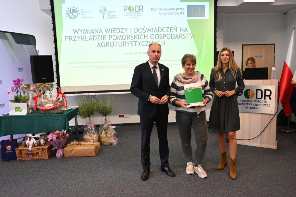 Uczestniczka konkursu z Dyrekcją PODR w Lubaniu