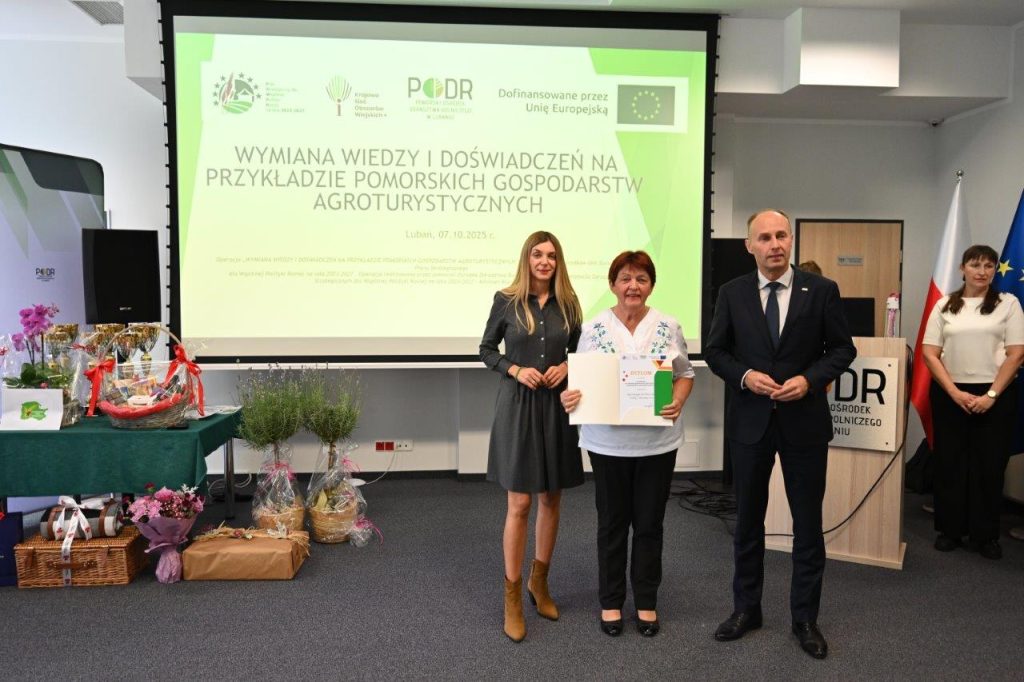 Uczestniczka konkursu z Dyrekcją PODR w Lubaniu