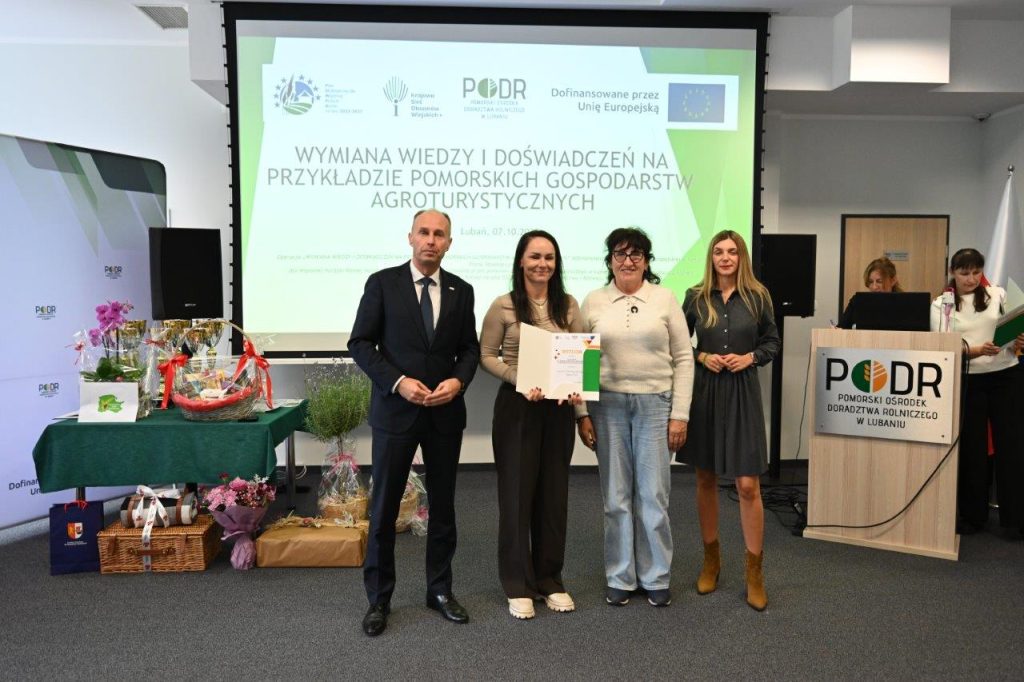 Uczestniczki konkursu z Dyrekcją PODR w Lubaniu