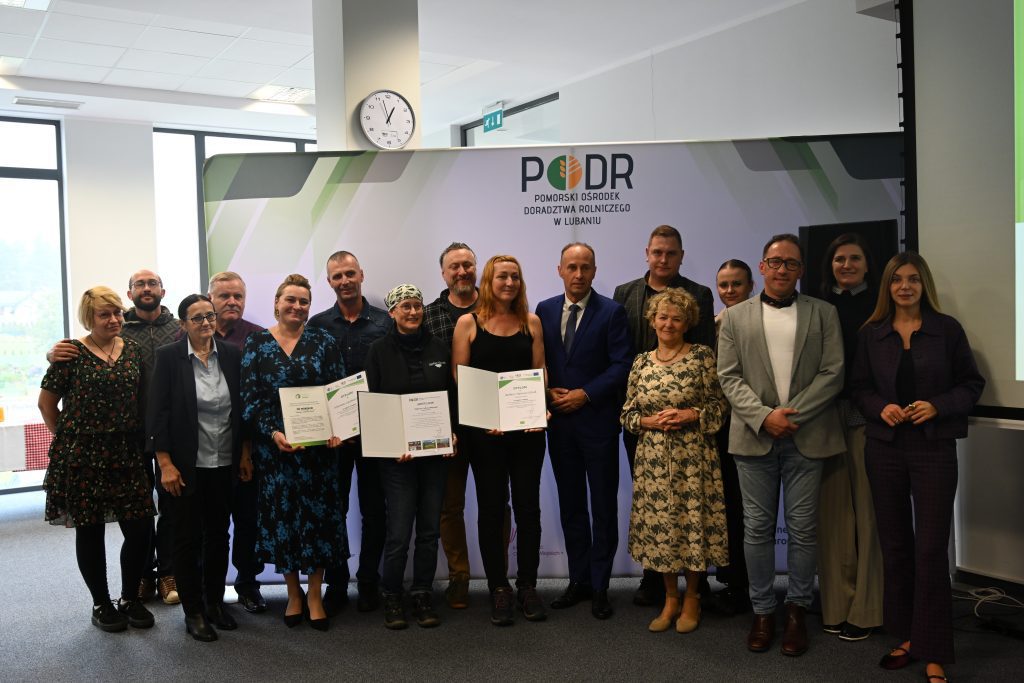 laureaci konkursu wraz z Dyrekcją PODR w Lubaniu i wykładowczynią U. Sołtysiak