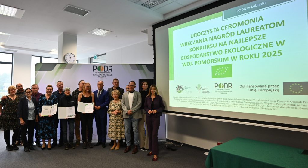 laureaci konkursu wraz z Dyrekcją PODR w Lubaniu i wykładowczynią U. Sołtysiak na sali