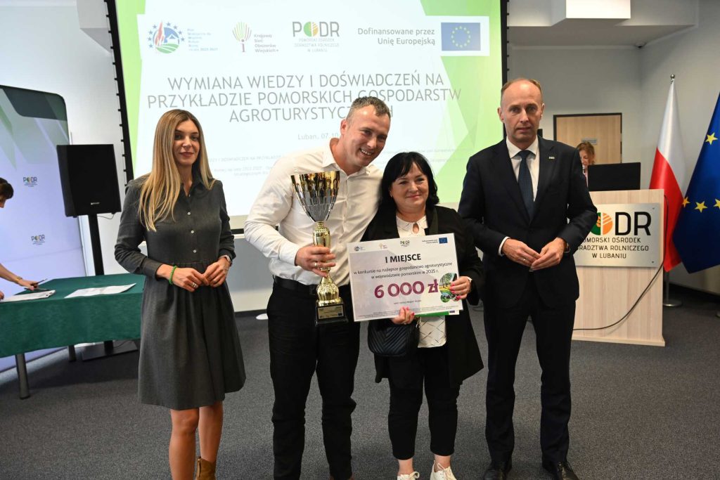p. Aleksander Mach -dyrektor PODR w Lubaniu i p. Karolina Wróbel z-ca dyrektora PODR w Lubaniu z laureatami I miejsca w konkursie