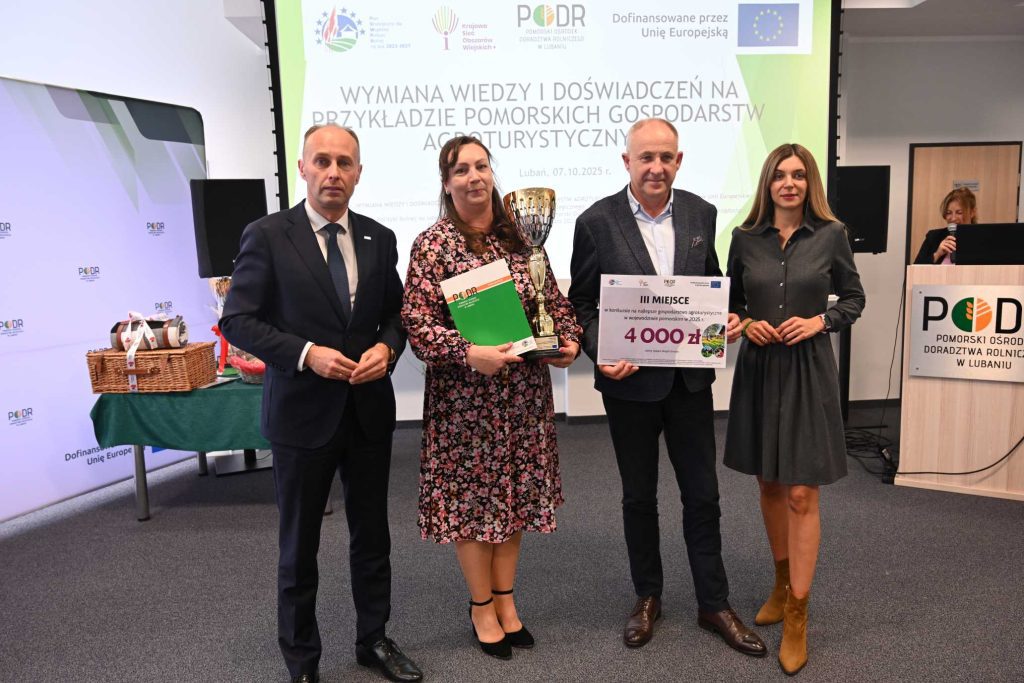 p. Aleksander Mach -dyrektor PODR w Lubaniu i p. Karolina Wróbel z-ca dyrektora PODR w Lubaniu z laureatami III miejsca w konkursie