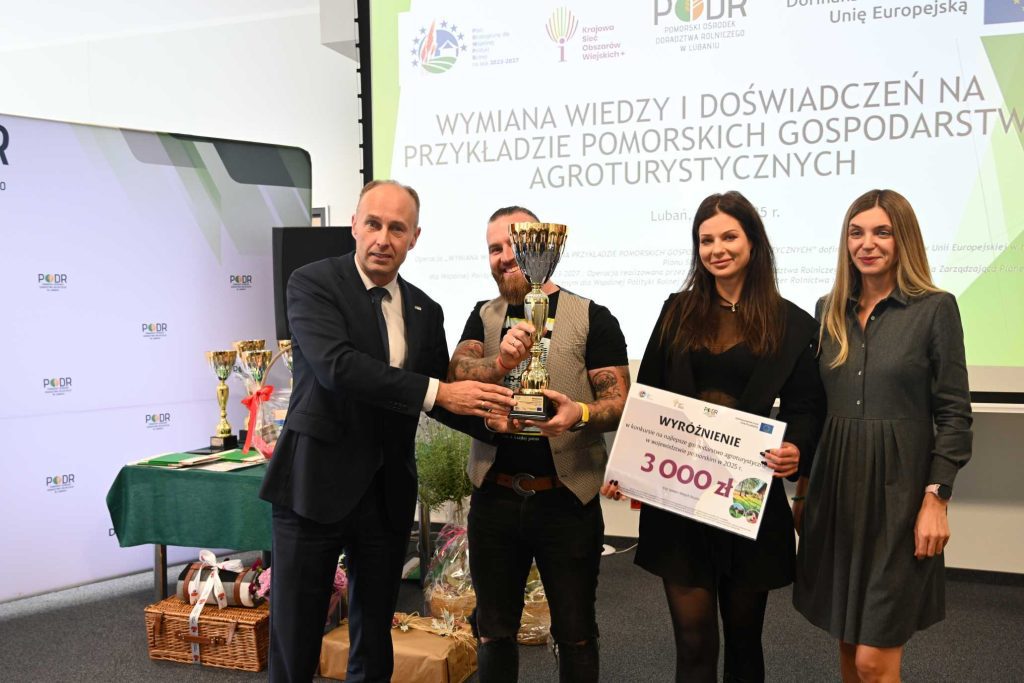 p. Aleksander Mach -dyrektor PODR w Lubaniu i p. Karolina Wróbel z-ca dyrektora PODR w Lubaniu z laureatami wyróżnionego gospodarstwa w konkursie