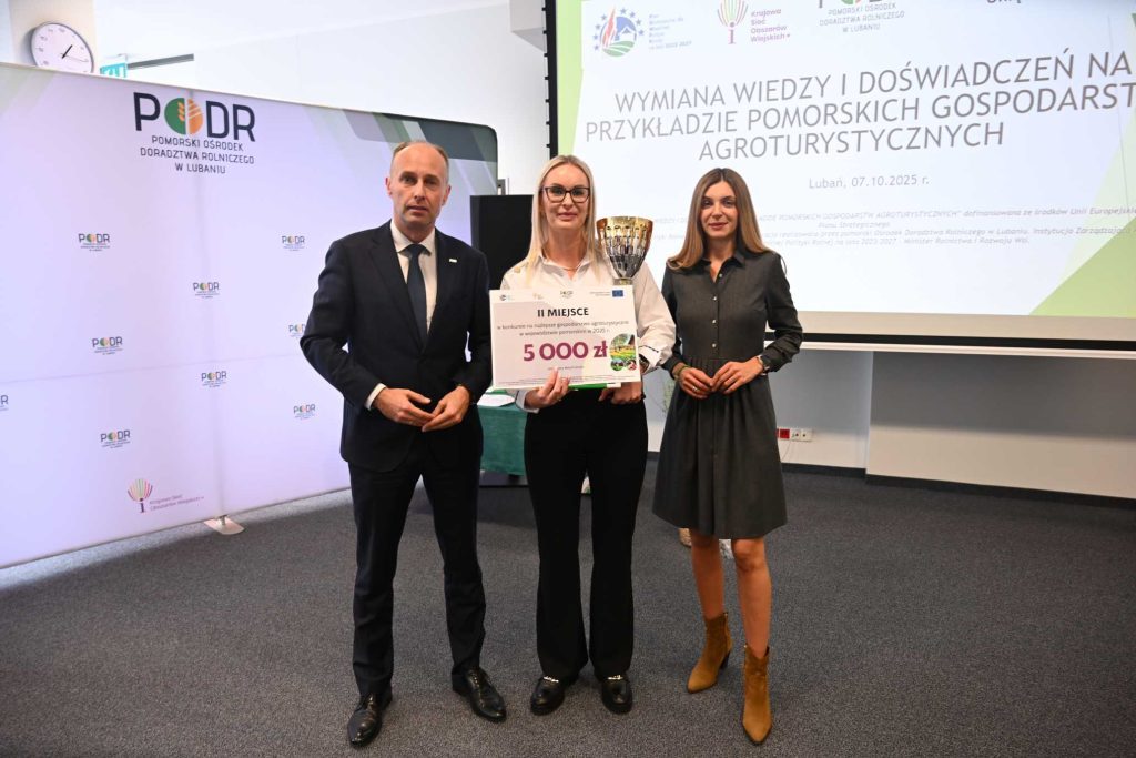 p. Aleksander Mach -dyrektor PODR w Lubaniu i p. Karolina Wróbel z-ca dyrektora PODR w Lubaniu z laureatką II miejsca w konkursie