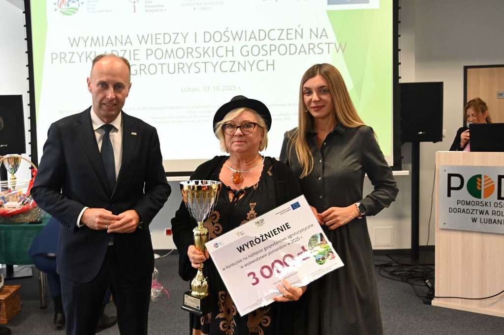 p. Aleksander Mach - dyrektor PODR w Lubaniu i p. Karolina Wróbel z-ca dyrektora PODR w Lubaniu z laureatką wyróżnionego gospodarstwa w konkursie