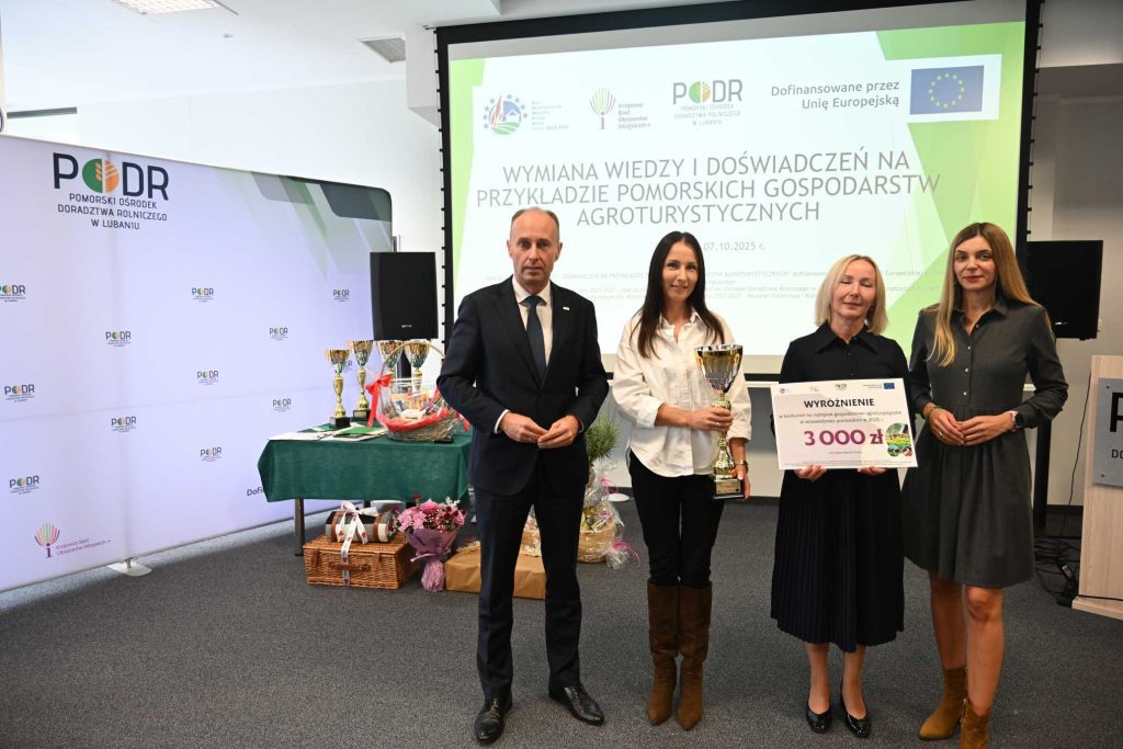 p. Aleksander Mach -dyrektor PODR w Lubaniu i p. Karolina Wróbel z-ca dyrektora PODR w Lubaniu z laureatkami wyróżnionego gospodarstwa w konkursie