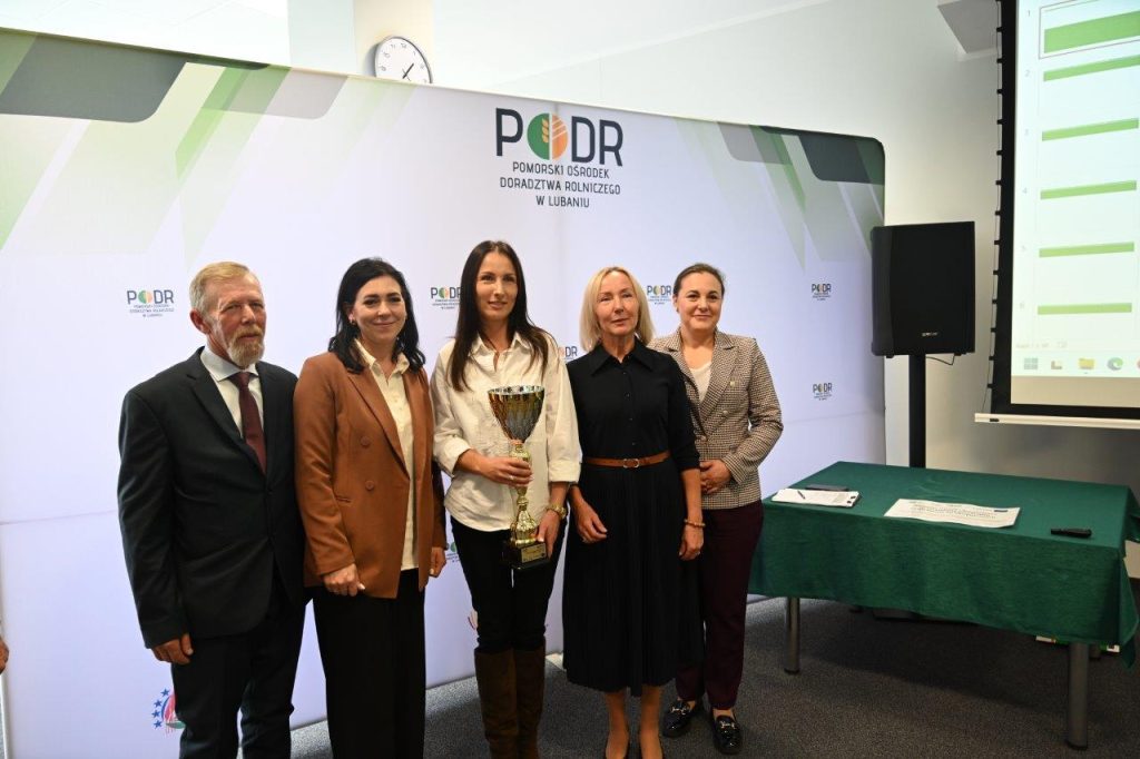 p. Katarzyna Droś - wiceprzewodnicząca Rady Gminy Wejherowo, p. Justyna Klein-Melcer - Radna Gminy Wejherowo i p. Zenon Pieper - Radny Gminy Wejherowo z laureatkami wyróżnienia