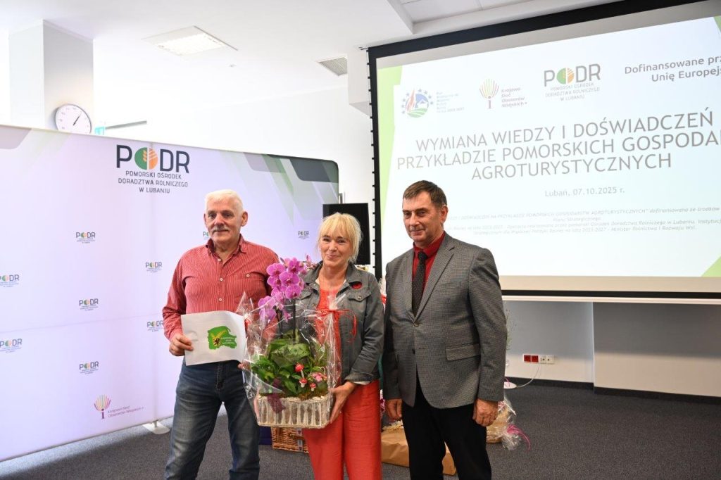 p. Ryszard Kleinszmidt - wiceprezes Zarządu Pomorskiej Izby Rolniczej z laureatami nagrody specjalnej
