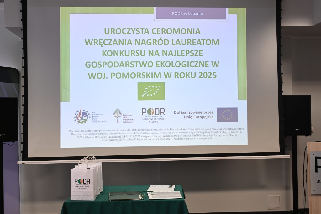 slajd o uroczystej ceremonii wręczania nagród laureatom konkursu