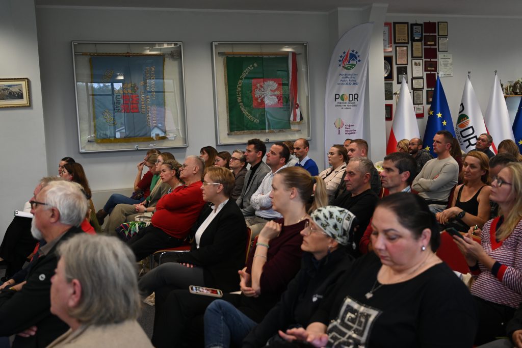 uczestnicy konferencji zasłuchani w wykłady
