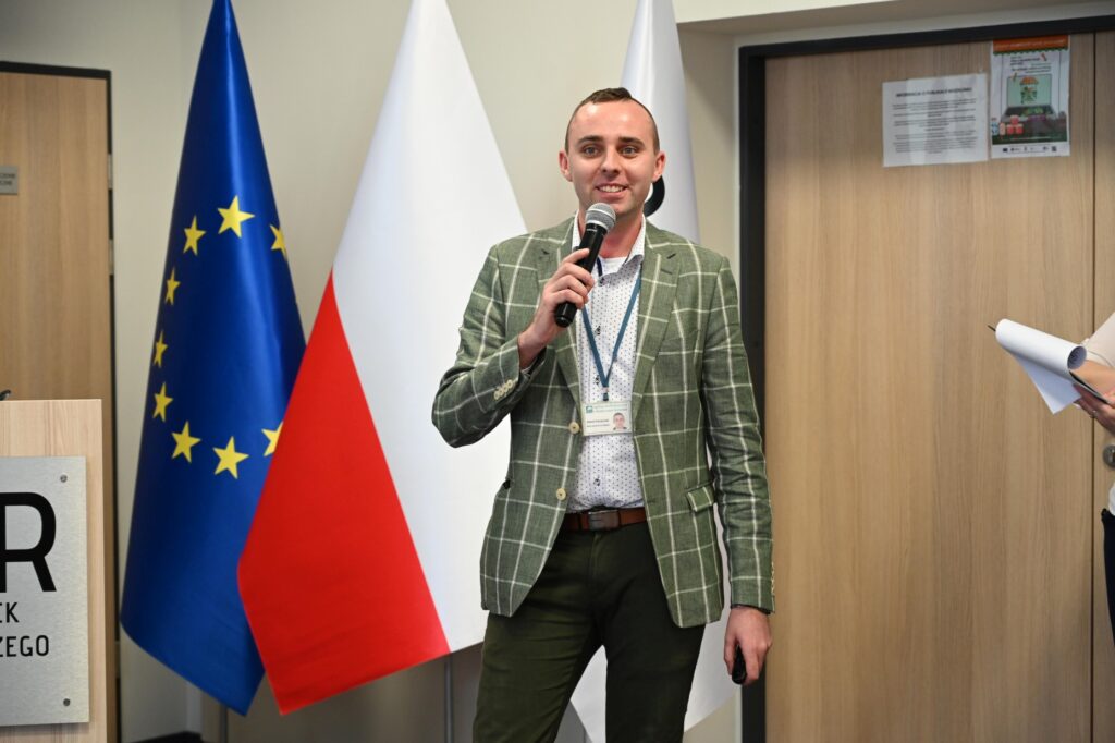 Kamil Kacprzak z biura kontroli ARiMR, POR w Gdyni prowadzący wykład na konferencji