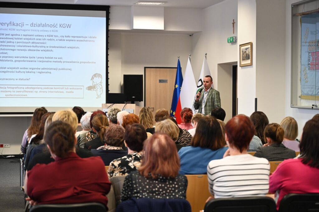 Kamil Kacprzak z biura kontroli ARiMR, POR w Gdyni prowadzący wykład na konferencji