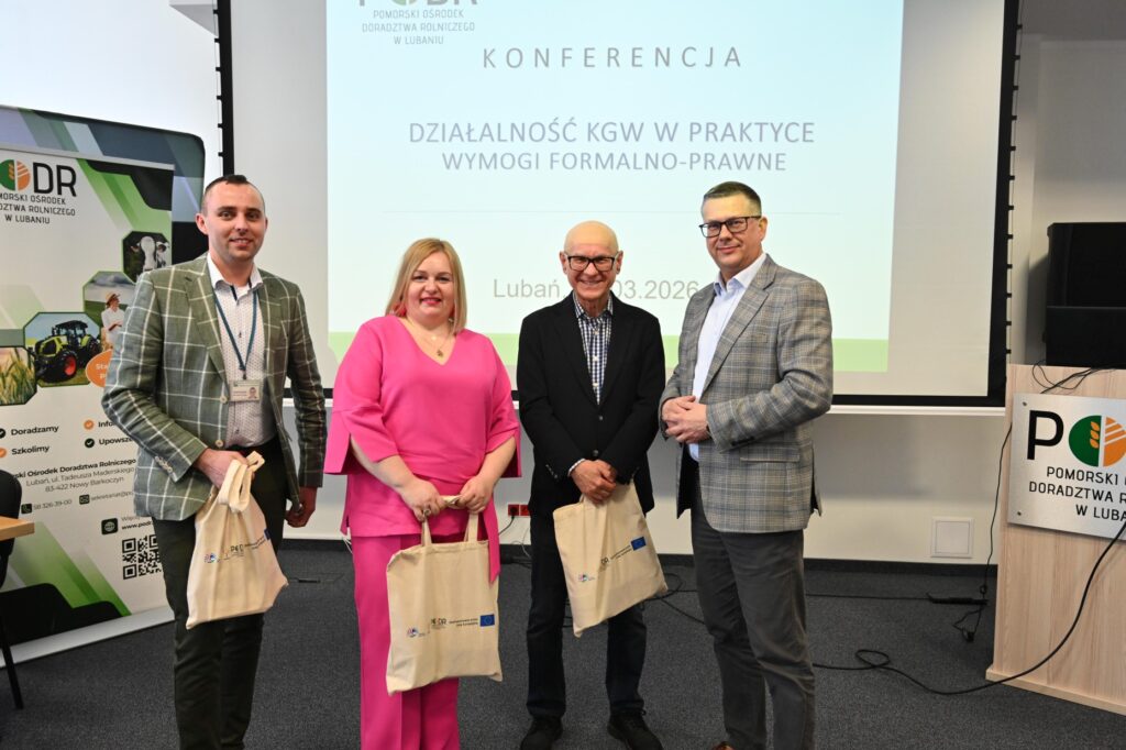 Wspólne zdjęcie - Adam Klimczak  z-ca Dyrektora PODR w Lubaniu z wykładowcami konferencji