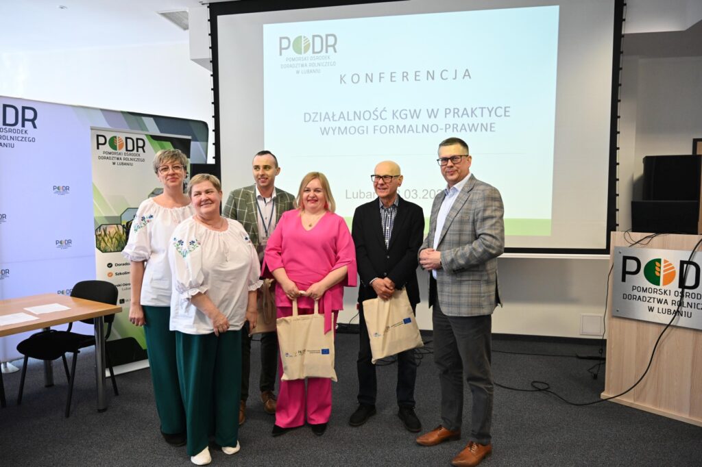 Wspólne zdjęcie - Adam Klimczak  z-ca Dyrektora PODR w Lubaniu z wykładowcami konferencji