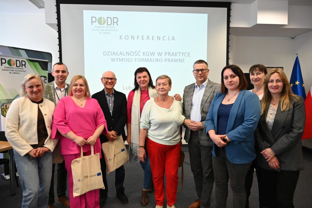 Wspólne zdjęcie - Adam Klimczak  z-ca Dyrektora PODR w Lubaniu z wykładowcami konferencji