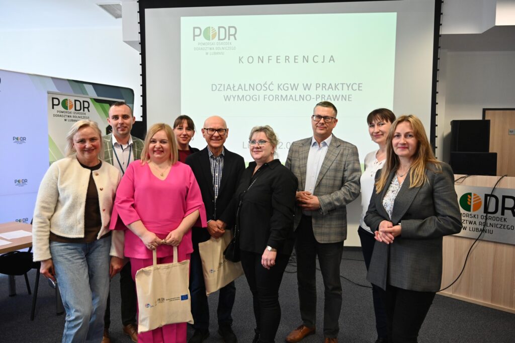 Wspólne zdjęcie - Adam Klimczak  z-ca Dyrektora PODR w Lubaniu z wykładowcami konferencji