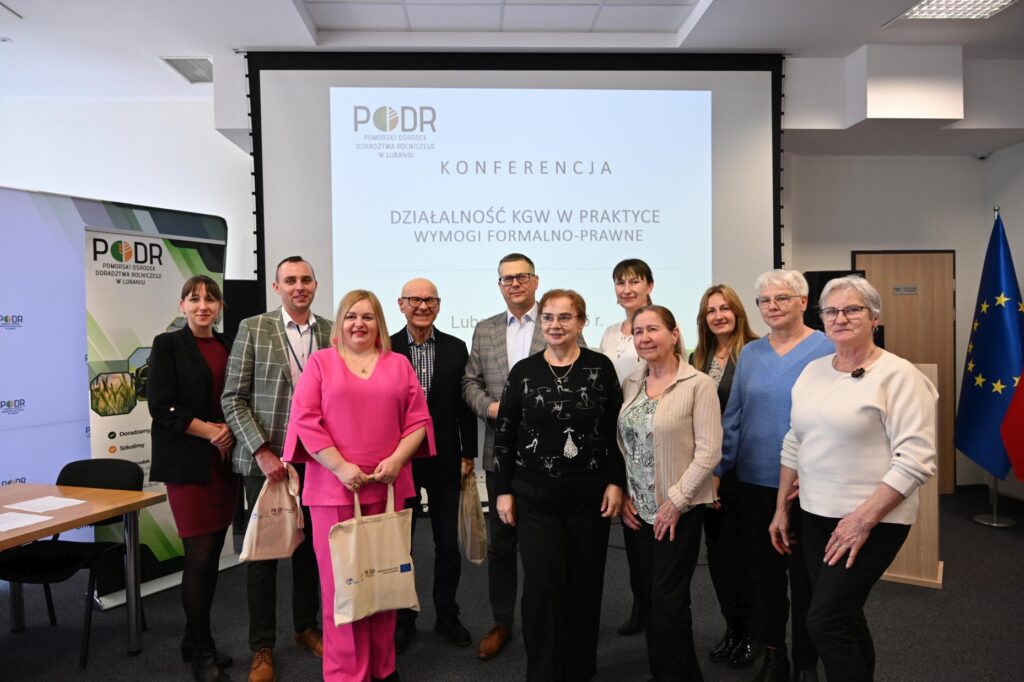 Wspólne zdjęcie - Adam Klimczak  z-ca Dyrektora PODR w Lubaniu z wykładowcami konferencji