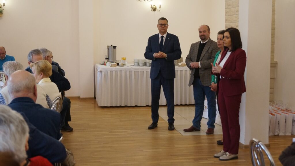 Wystąpienie przedstawicieli PODR, w tym zastępcy dyrektora Adama Klimczaka, podczas spotkania emerytów.