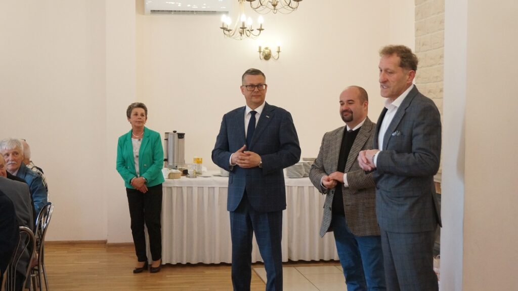 Przemówienie jednego z gości podczas spotkania emerytowanych pracowników.