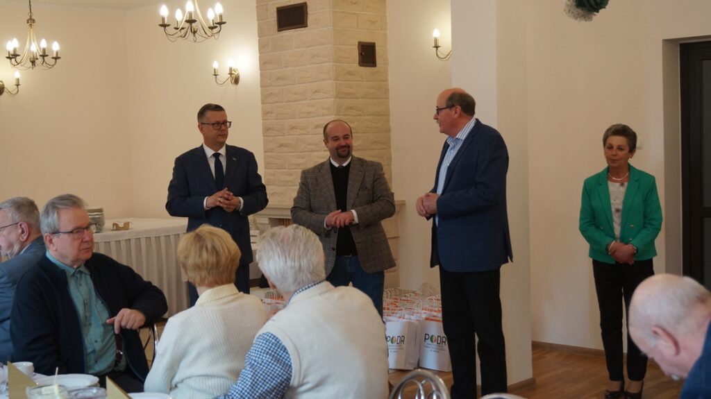 Przemówienie jednego z gości podczas spotkania emerytowanych pracowników.