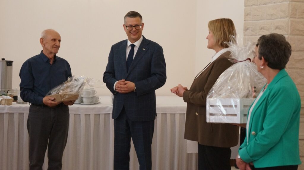 Oficjalne powitanie gości – przedstawiciele PODR, w tym zastępca dyrektora Adam Klimczak, podczas uroczystości.