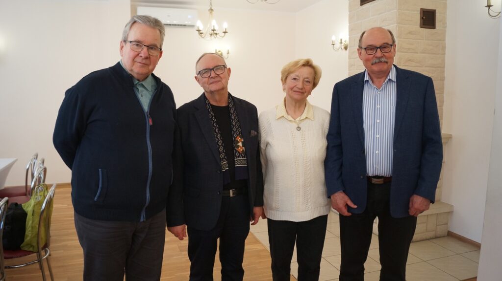 Wspólne zdjęcie uczestników spotkania emerytów.