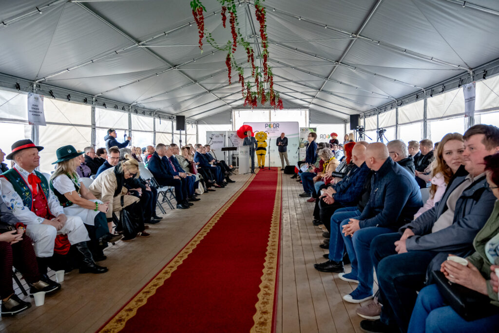 uroczyste otwarcie pokazu strojów tradycyjnych z Pomorza prze Pana Aleksandra Mach, Dyrektora Pomorskiego Ośrodka Doradztwa Rolniczego w Lubaniu,