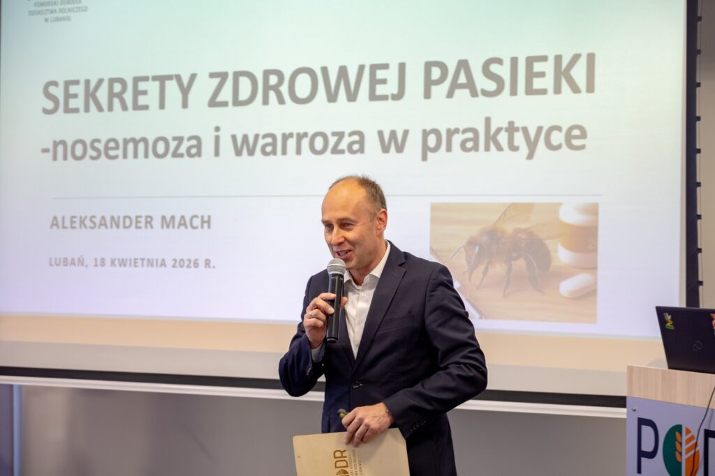 Dyrektor Aleksander Mach podczas otwarcia konferencji „Choroby pszczół” w sali konferencyjnej PODR w Lubaniu