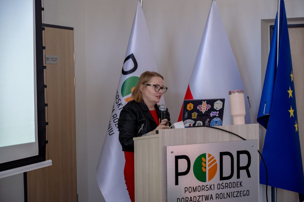 Prelegentka przemawiająca przy mównicy z logo PODR w Lubaniu