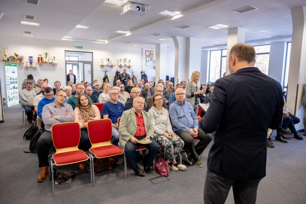 Uczestnicy siedzący na widowni podczas konferencji pszczelarskiej