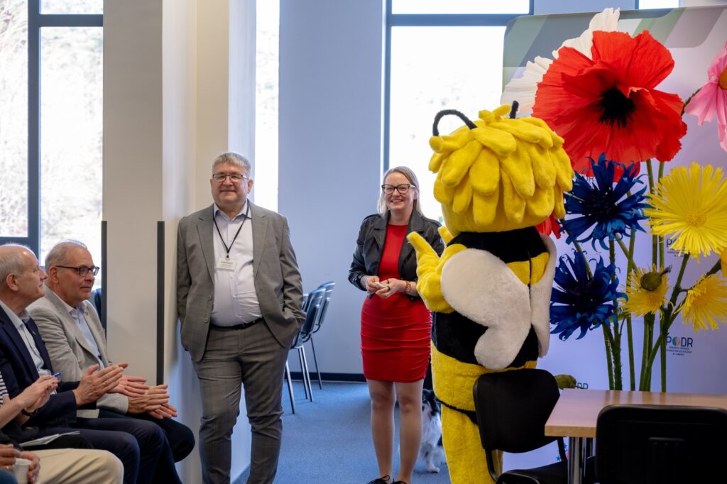 Fragment wydarzenia – publiczność oraz element dekoracyjny z motywem pszczół