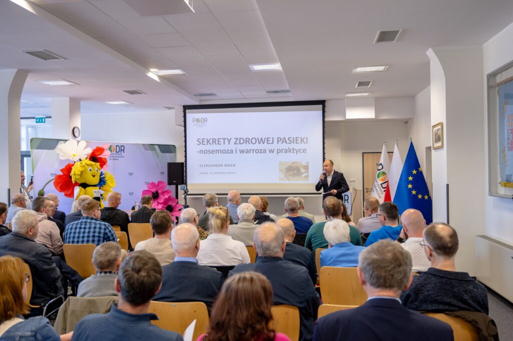 Widok sali konferencyjnej w trakcie wykładu – uczestnicy i ekran