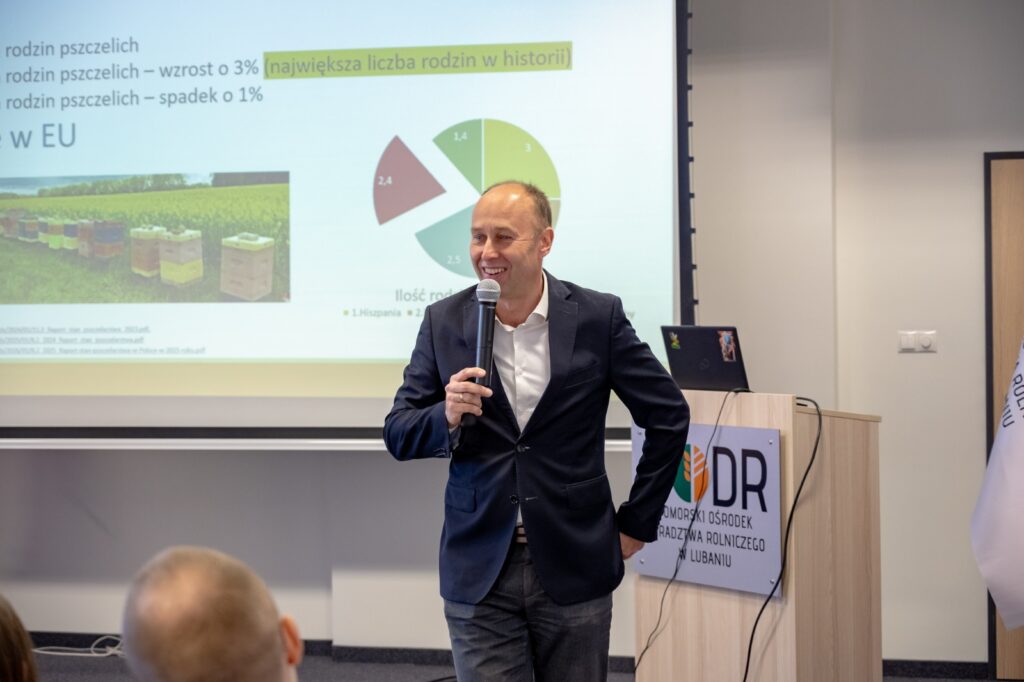 Dyrektor Aleksander Mach podczas otwarcia konferencji „Choroby pszczół” w sali konferencyjnej PODR w Lubaniu