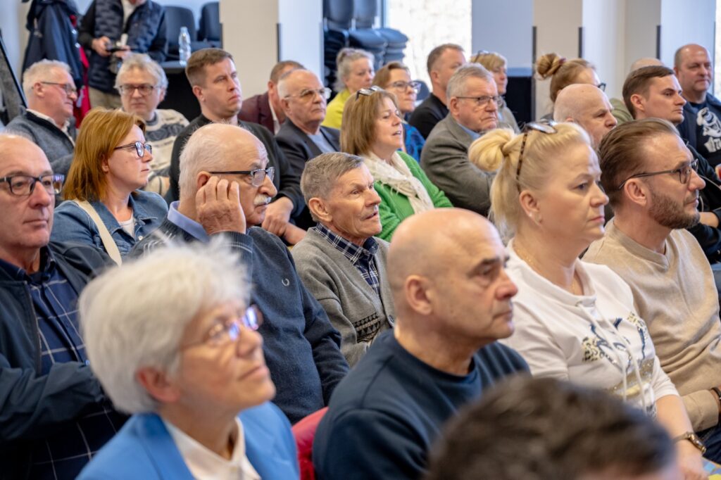 Publiczność słuchająca wykładów – zbliżenie na uczestników konferencji