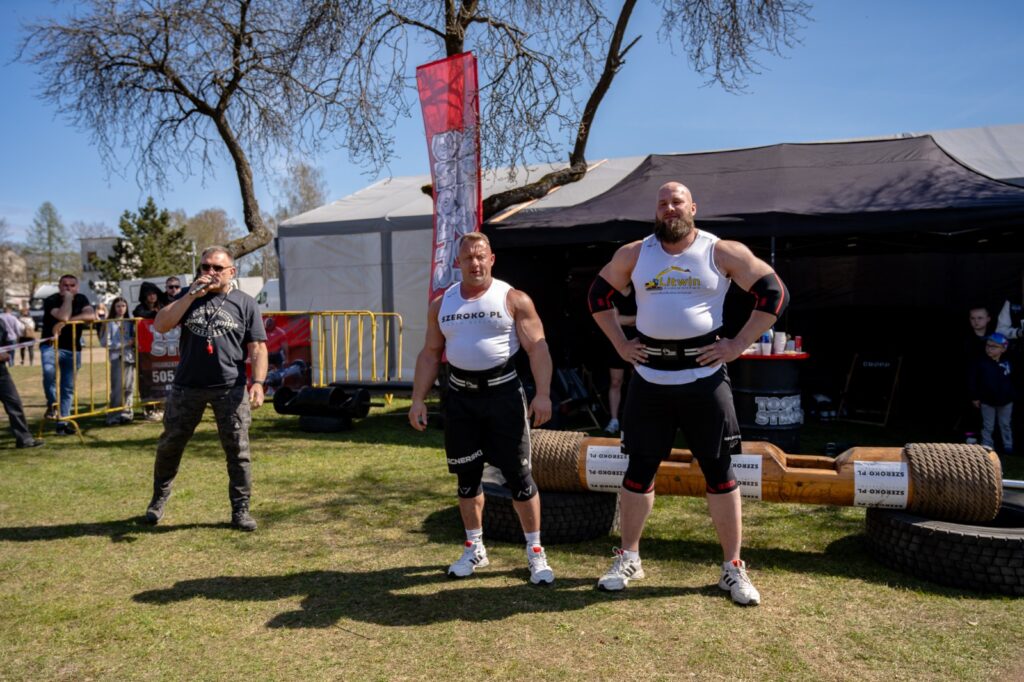 Zawodnicy przygotowujący się do kolejnej konkurencji siłowej