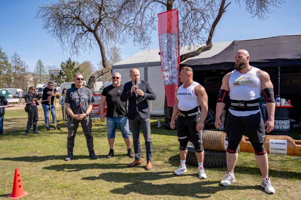 Uczestnicy i zawodnicy oczekujący na rozpoczęcie konkurencji
