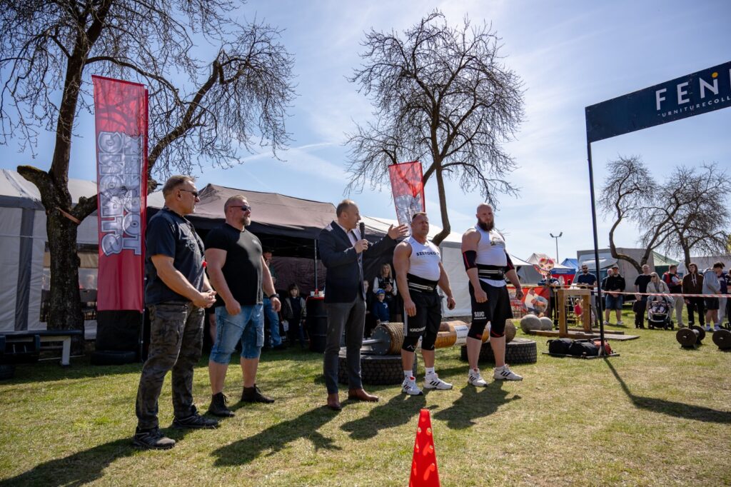 Zawodnicy ustawieni na placu podczas pokazu siłowego