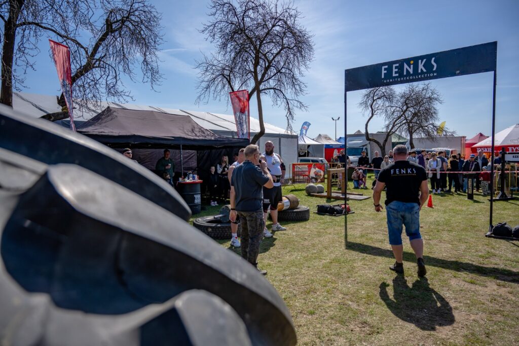 Uczestnicy i zawodnicy oczekujący na rozpoczęcie konkurencji