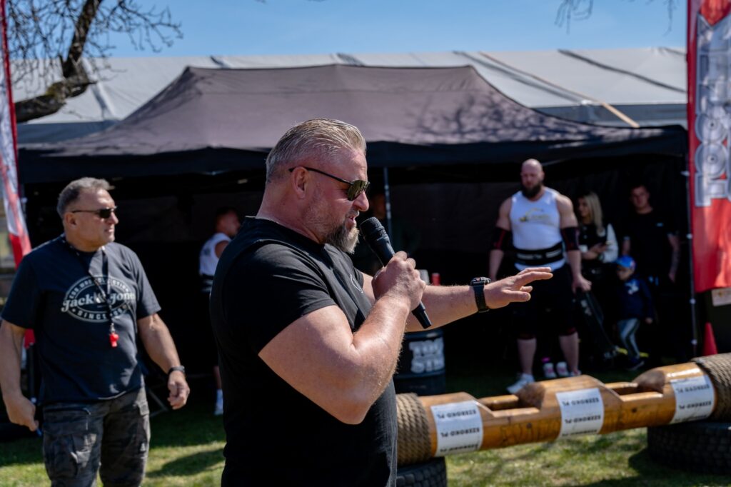 Prowadzący zapowiadający kolejną konkurencję Strongman Show